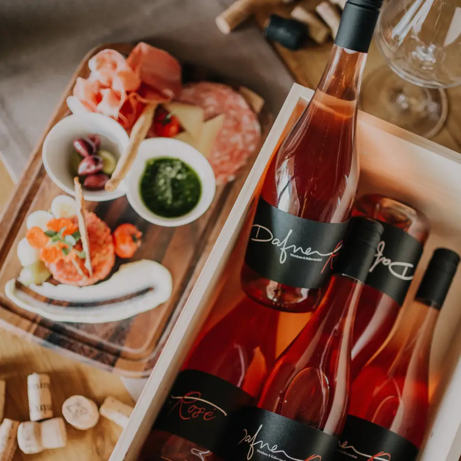 Belegte Platte und Weinkiste
