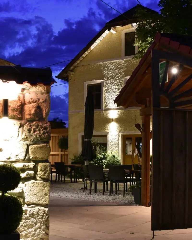 Dafner von außen bei Nacht