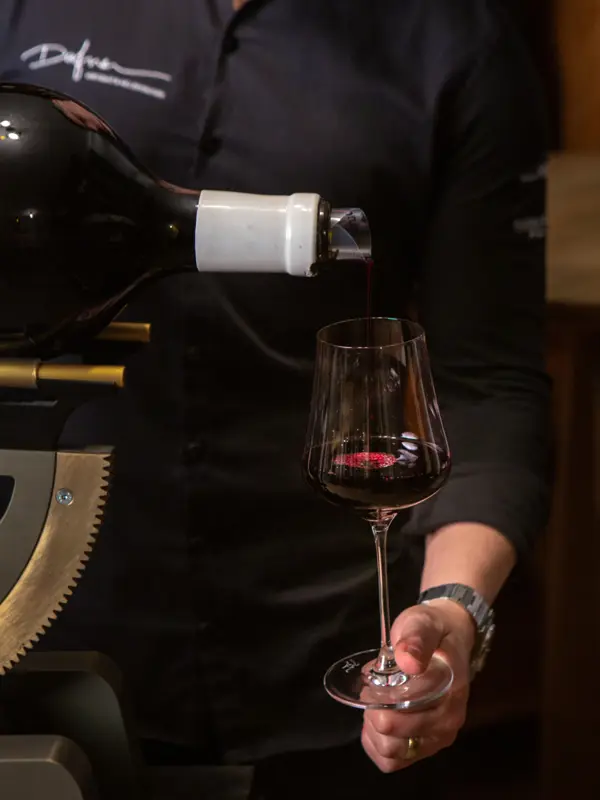 Wein einschenken aus dem Dekantierer