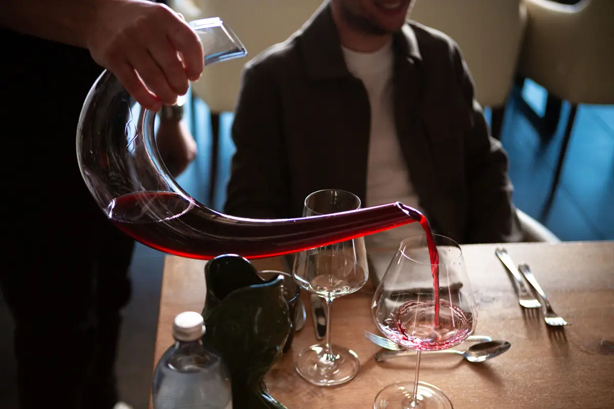 Wein einschenken aus dem Dekanter