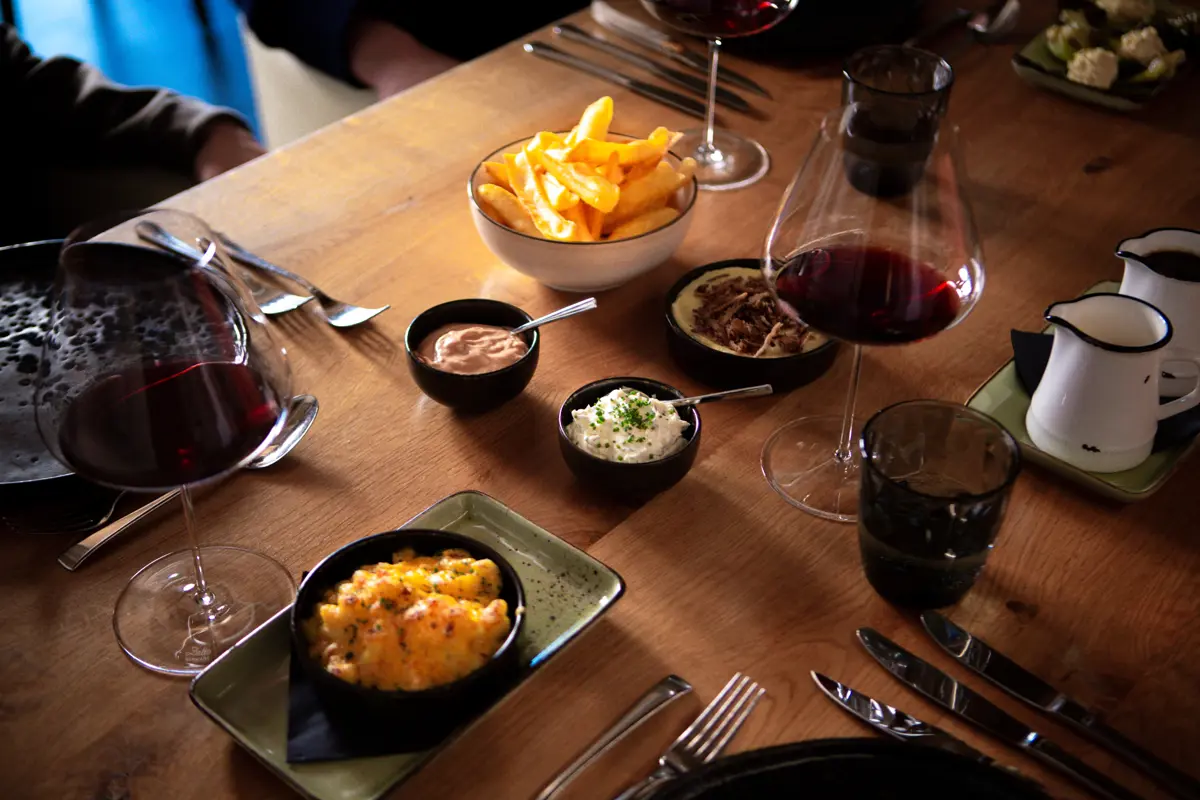 Gedeckter Tisch mit Essen
