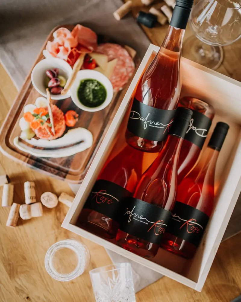 Belegte Platte und Weinkiste